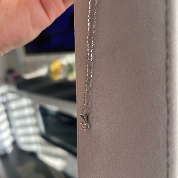 Singal Canadian diamond necklace - Picture 2 of 5